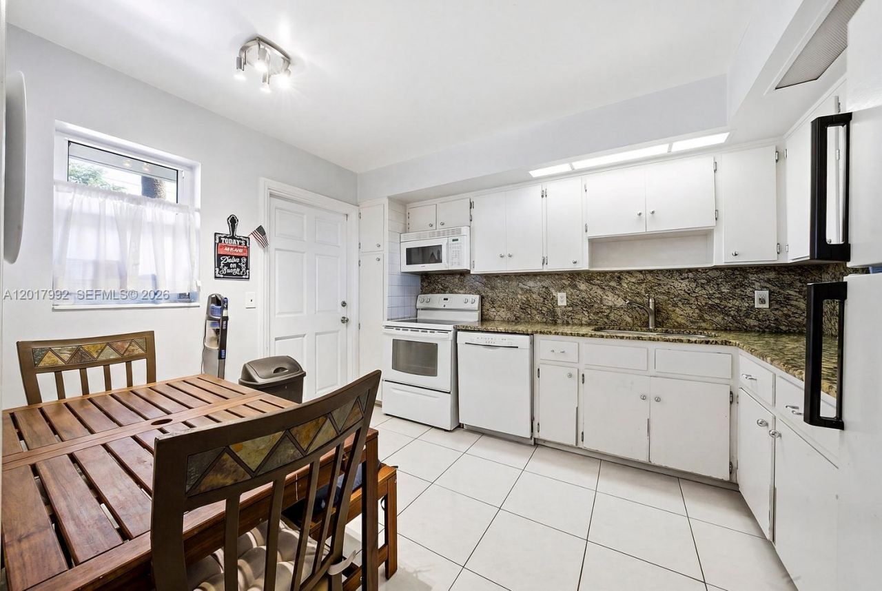 3121 NE 51st St , Unit 205E, Fort Lauderdale, FL 33308 Photo