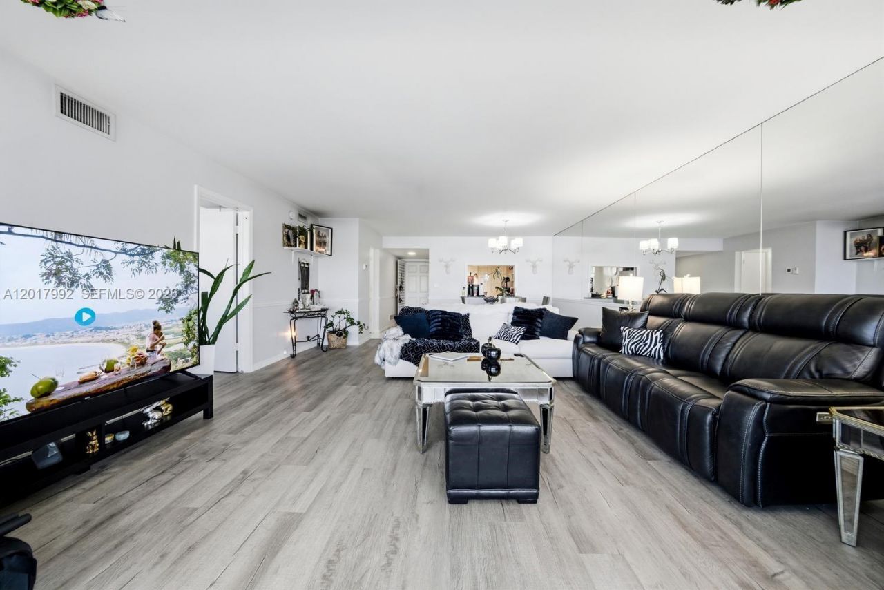 3121 NE 51st St , Unit 205E, Fort Lauderdale, FL 33308 Photo