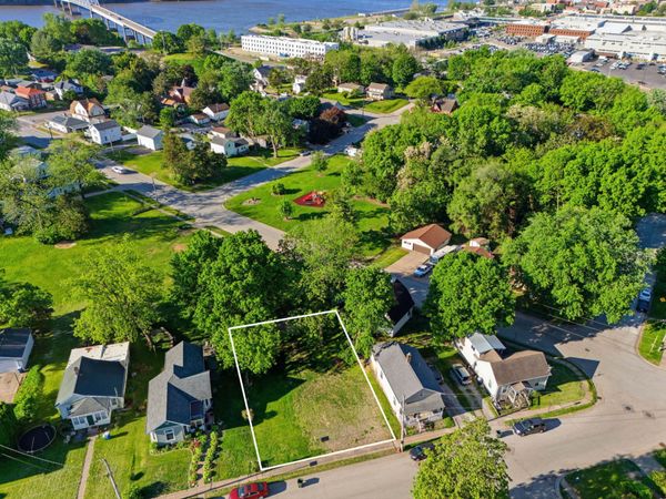 1202 E 4TH, Muscatine, IA 52761