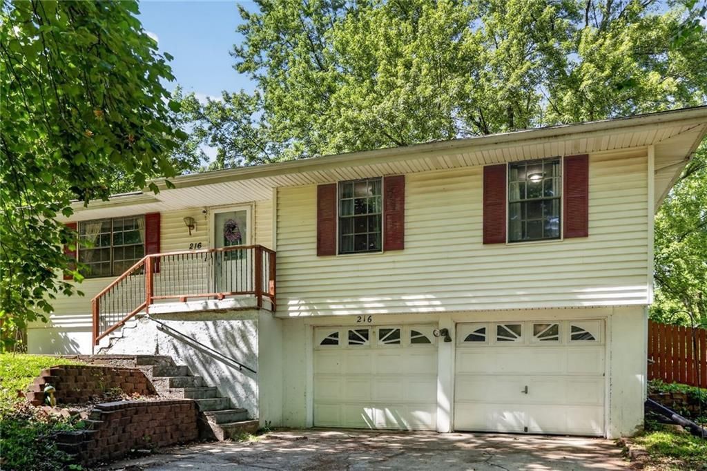 216 SW 21st Street, Oak Grove, MO 64075 Main Photo