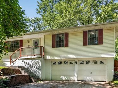 216 SW 21st Street, Oak Grove, MO 64075