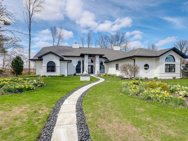 402 Wild Oak Dr, Manitowoc, WI 54220