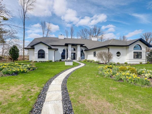 402 Wild Oak DRIVE, Manitowoc, WI 54220