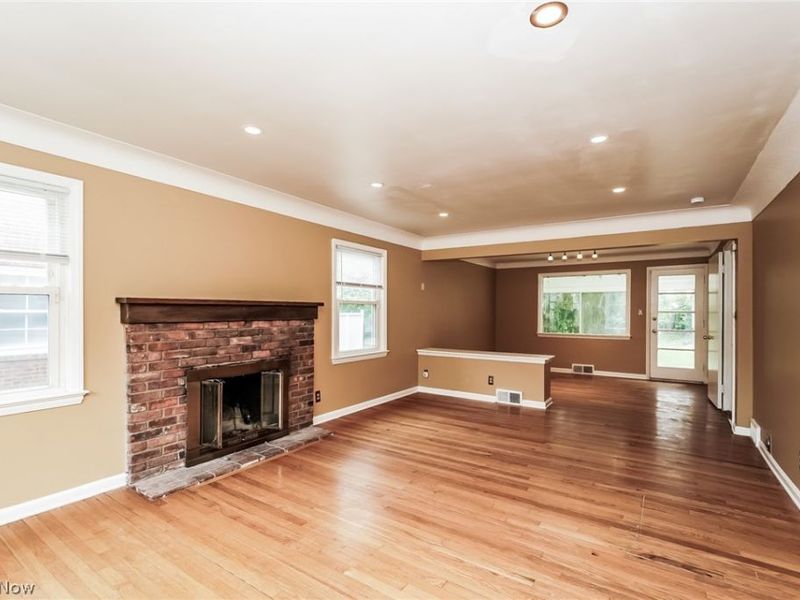 2371 Loyola Road, University Heights, OH 44118 Photo 3