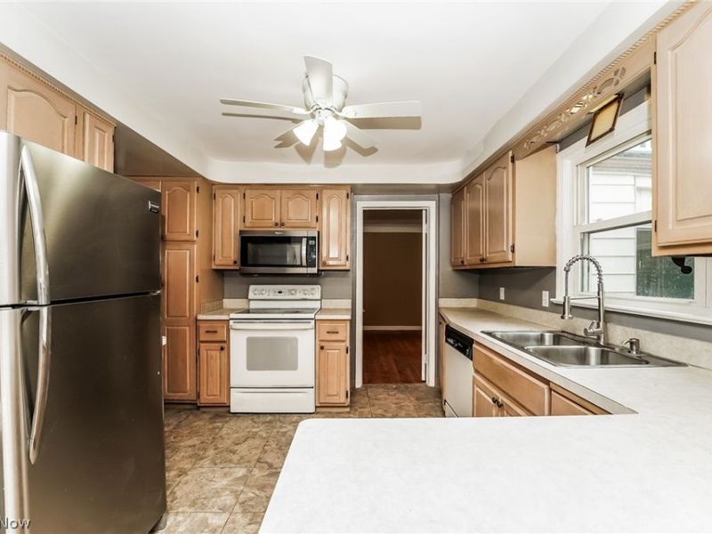 2371 Loyola Road, University Heights, OH 44118 Photo 6
