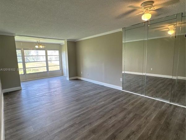 8060 N Sunrise Lakes Dr, Unit 105, Sunrise, FL 33322