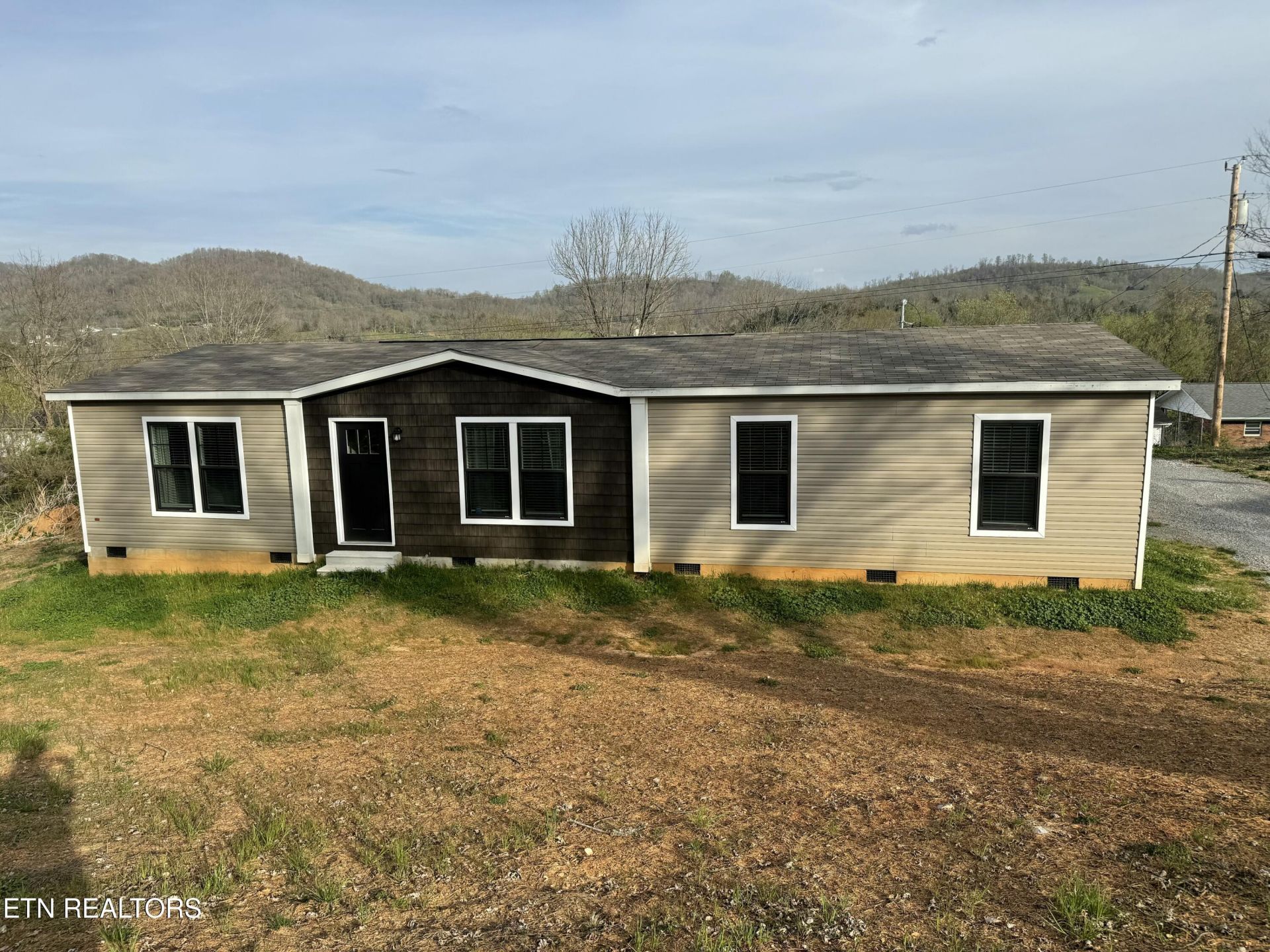 413 Whitaker St, Tazewell, TN 37879 Main Photo
