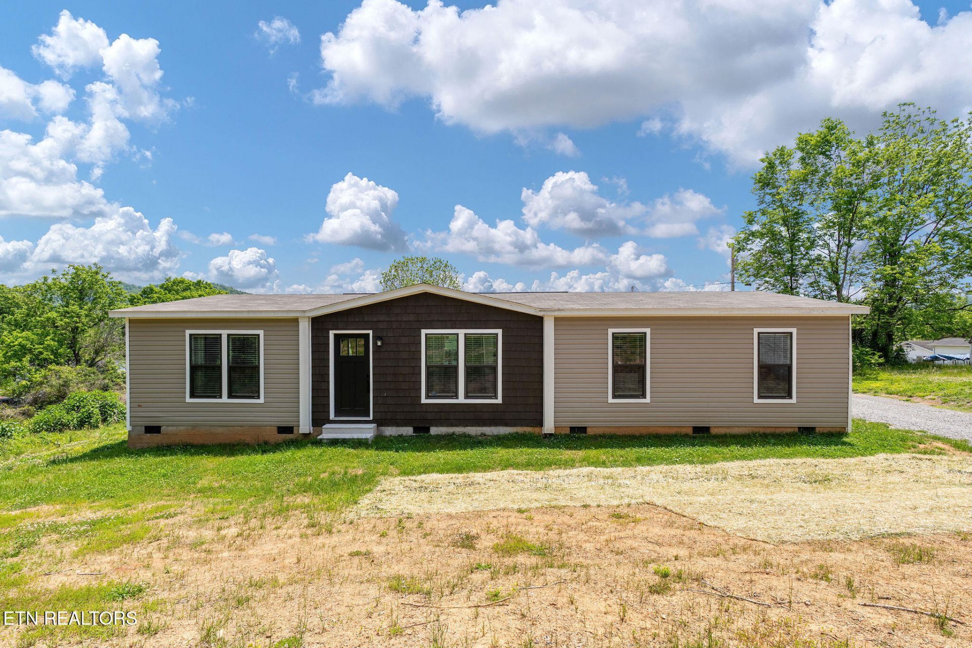 413 Whitaker St, Tazewell, TN 37879 Main Photo