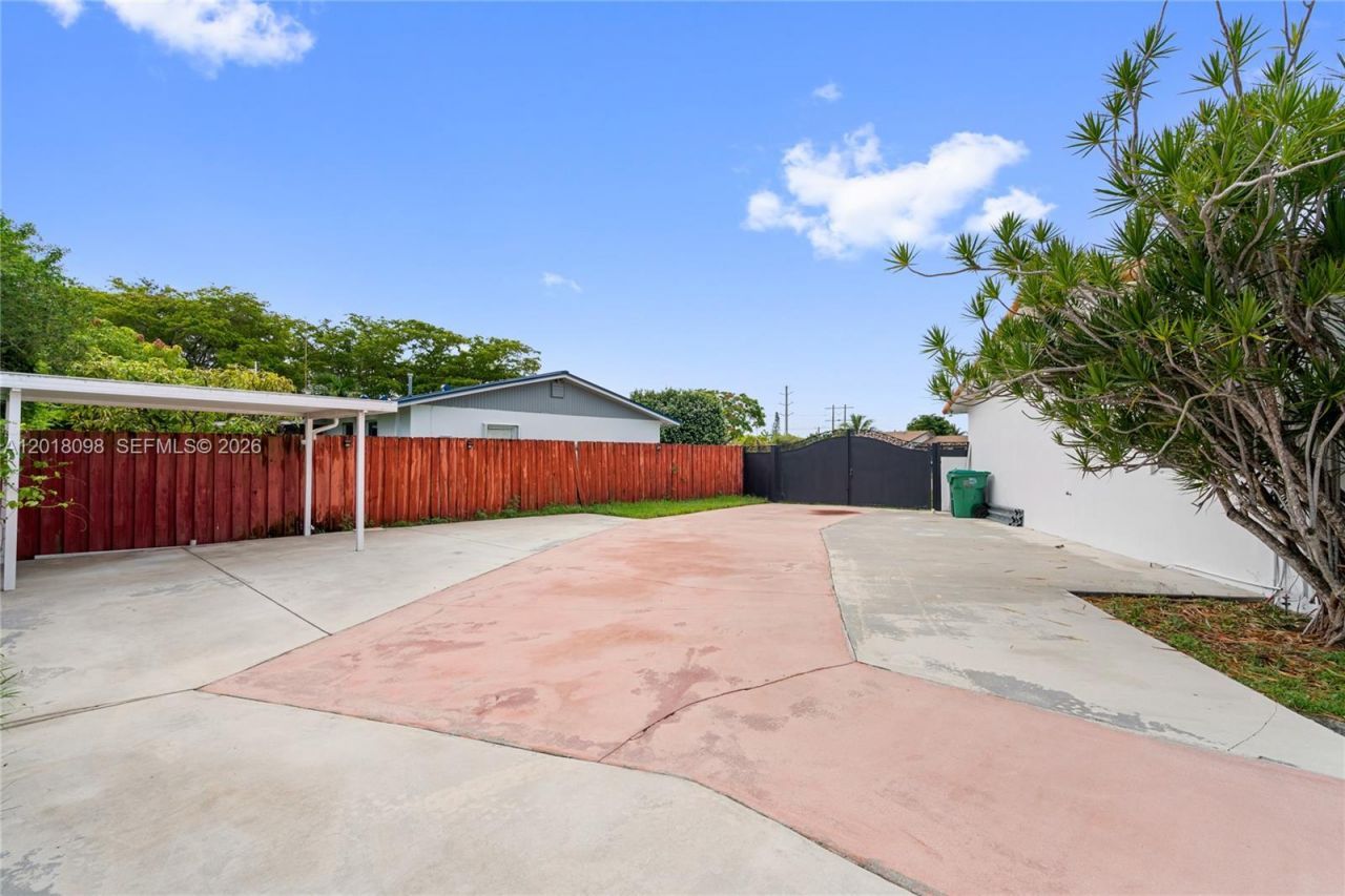 13611 SW 77th St , Miami, FL 33183 Photo