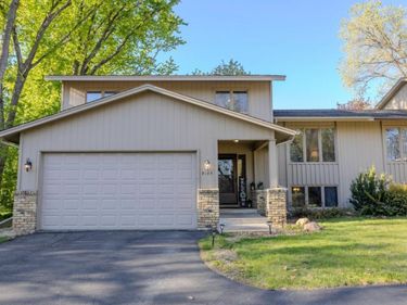 9135 36th Avenue N, New Hope, MN 55427