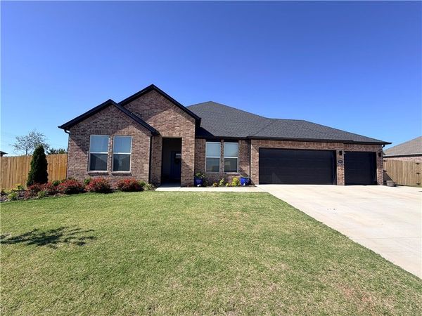 5003 E Sugarloaf Street , Siloam Springs, AR 72761