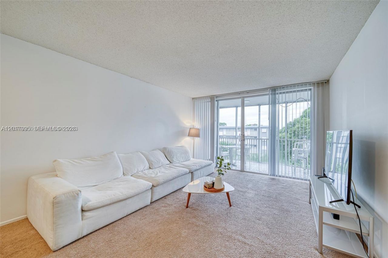 1690 NE 191st St , Unit 401-1, Miami, FL 33179 Photo