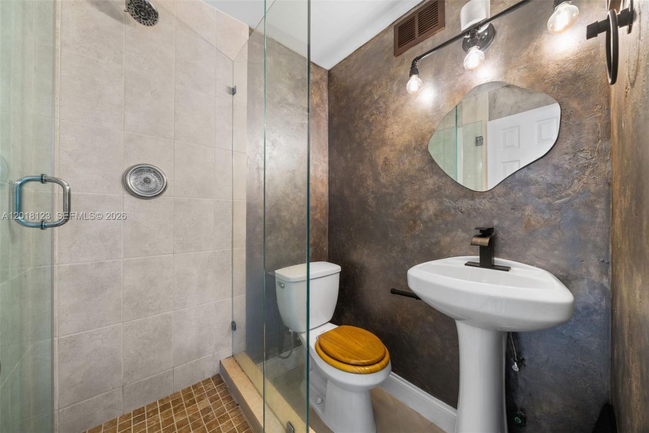 1000 Parkview Dr , Unit 1025, Hallandale Beach, FL 33009 Photo