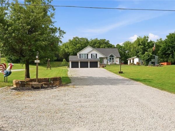 964 N 5 Highway, Lansing, KS 66043