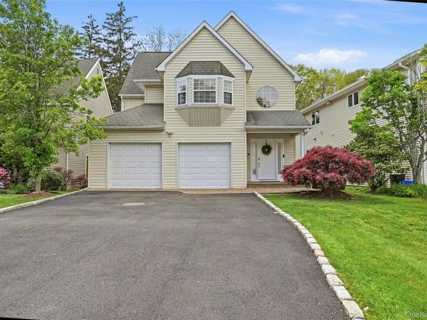 9 Oxford Court , Wheatley Heights, NY 11798
