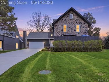 7475 Pinehurst Circle, Bloomfield Hills, MI 48301