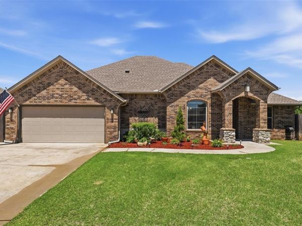 535 W Chickasaw Court Way , Mustang, OK 73064