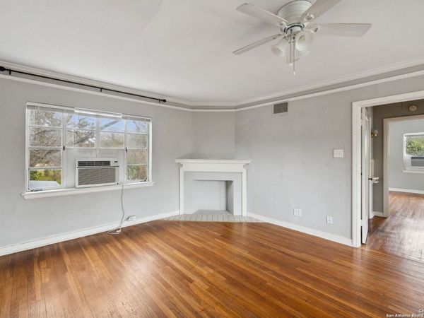 515 E Olmos Dr, Unit 4, Olmos Park, TX 78212