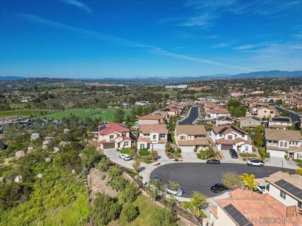 1517 Leonis Pl, Vista, CA 92083