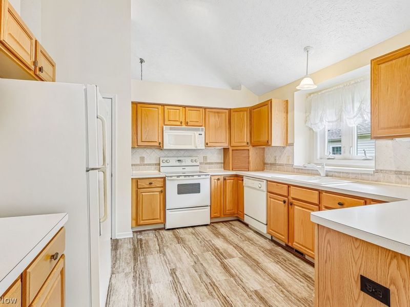 21293 Woodview Circle, Strongsville, OH 44149 Photo 11