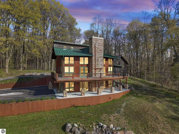 8356 38 Road W, Cadillac, MI 49601