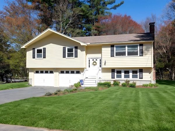2 Red Coat Ln, Plainville, MA 02762