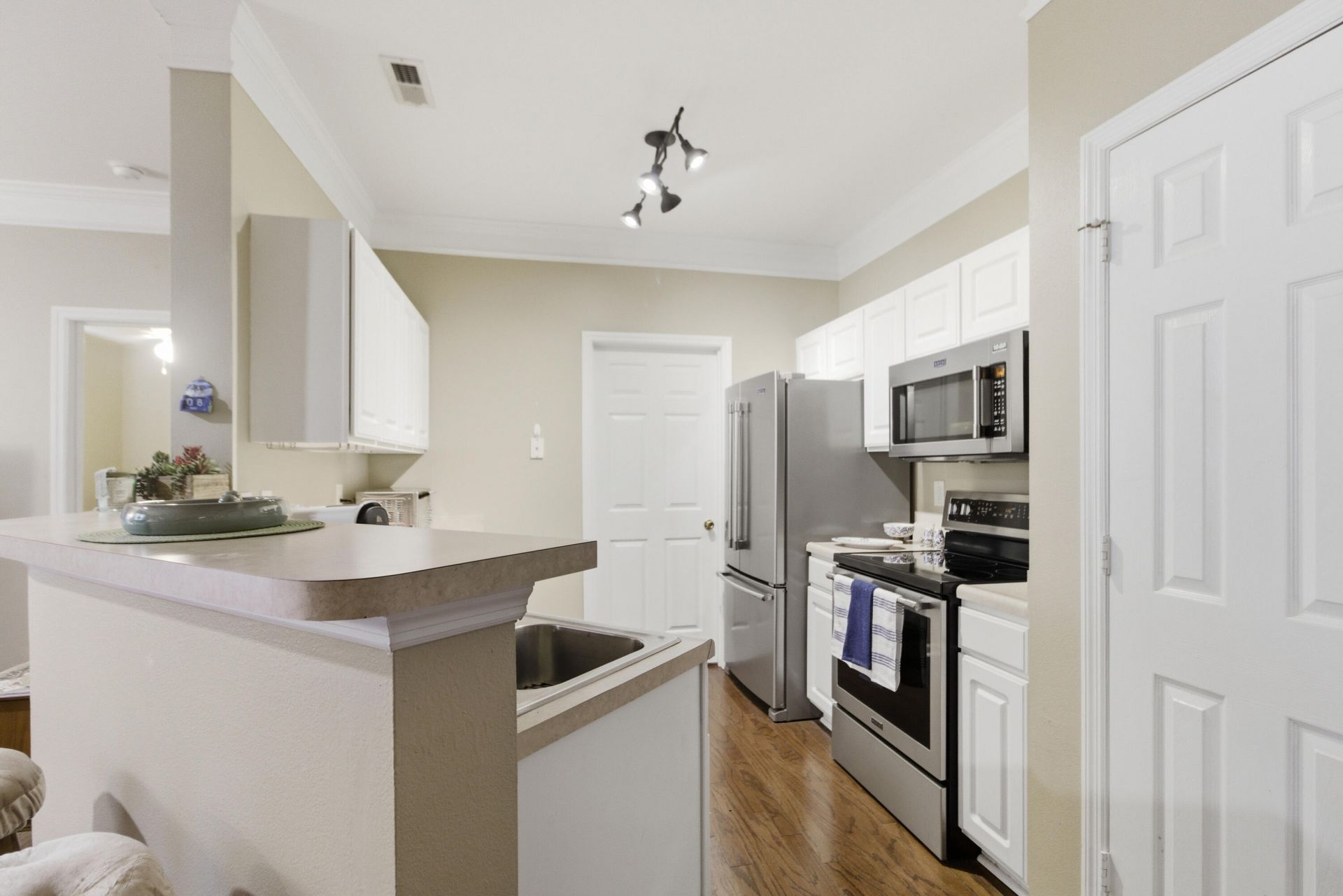 1565 Cambridge Lakes Drive Photo 8