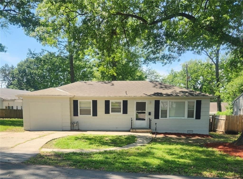 2102 S Claremont Avenue, Independence, MO 64052 Main Photo