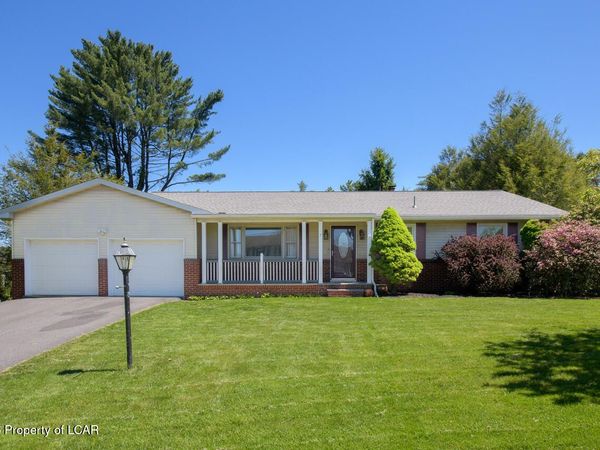 7 Manor Drive, Dallas, PA 18612