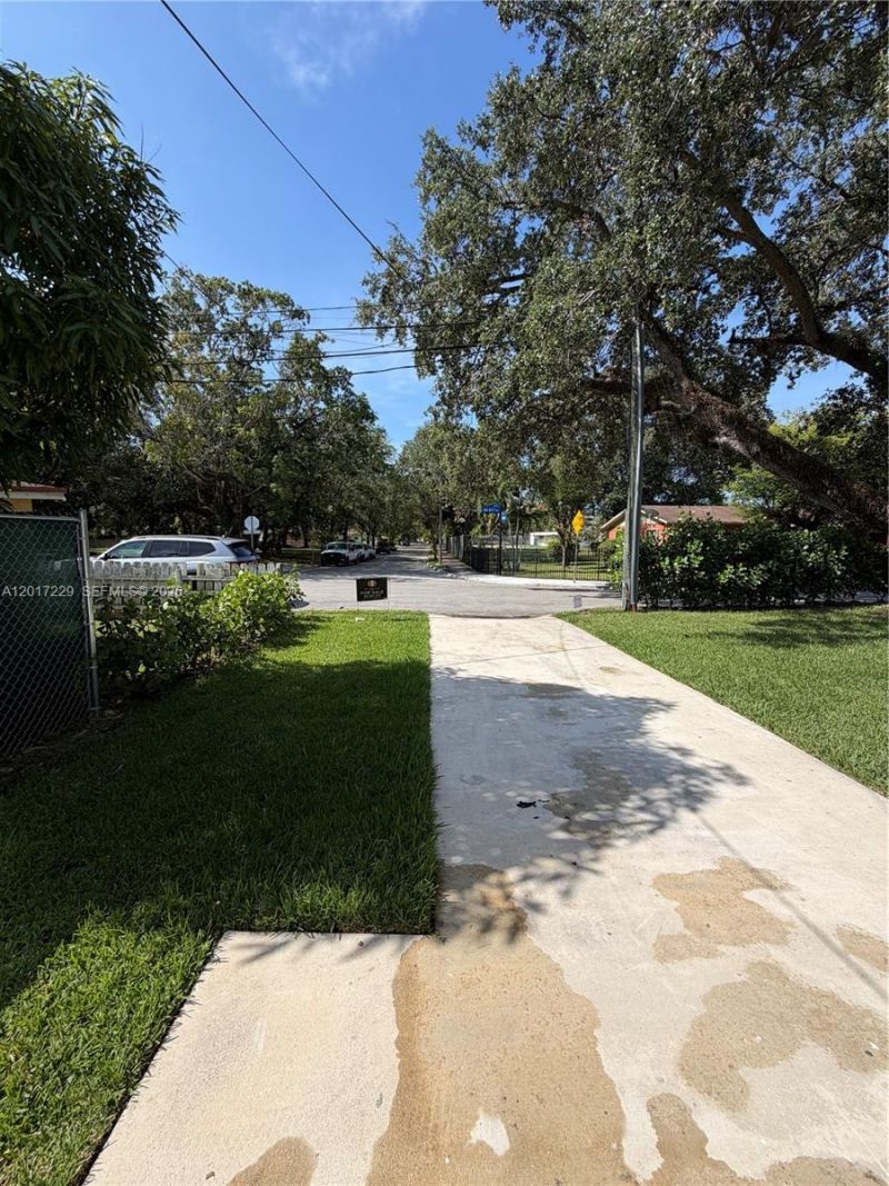 6091 SW 64th Ter, South Miami, FL 33143 Photo