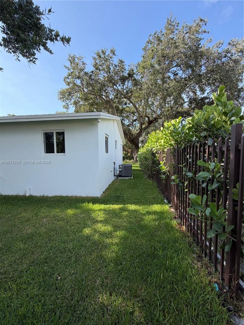 6091 SW 64th Ter, South Miami, FL 33143 Photo