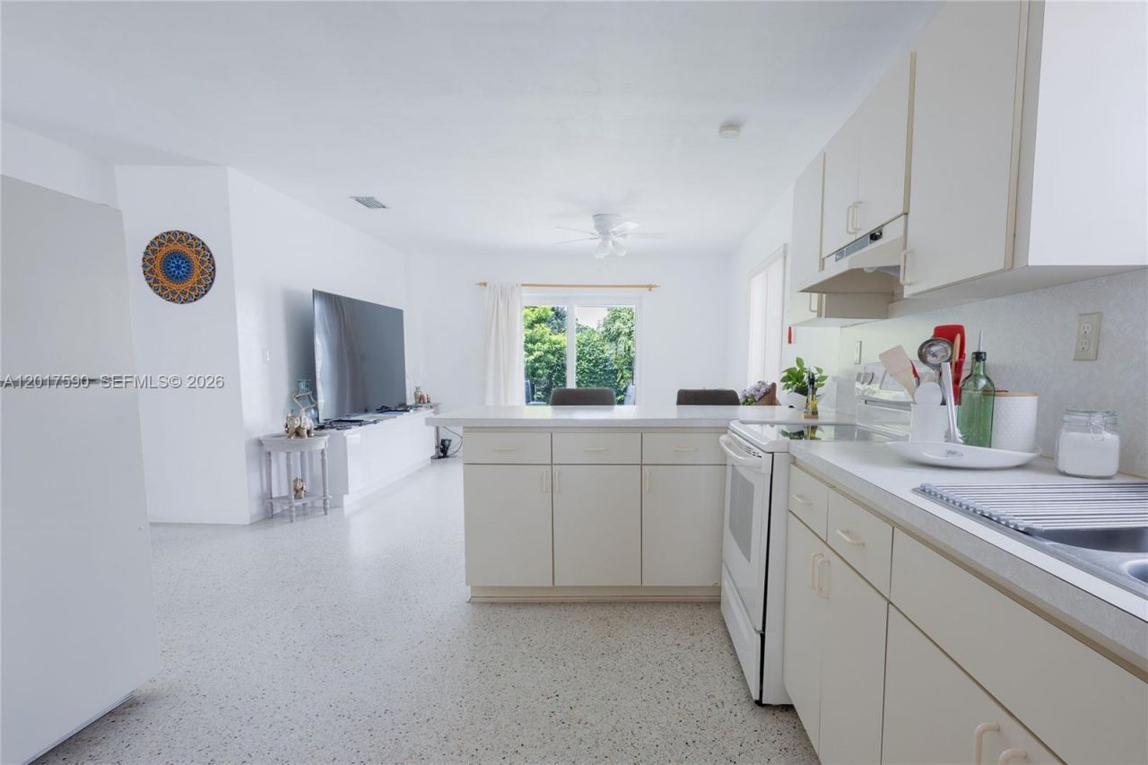 10 NW 60th Ct, Miami, FL 33126 Photo