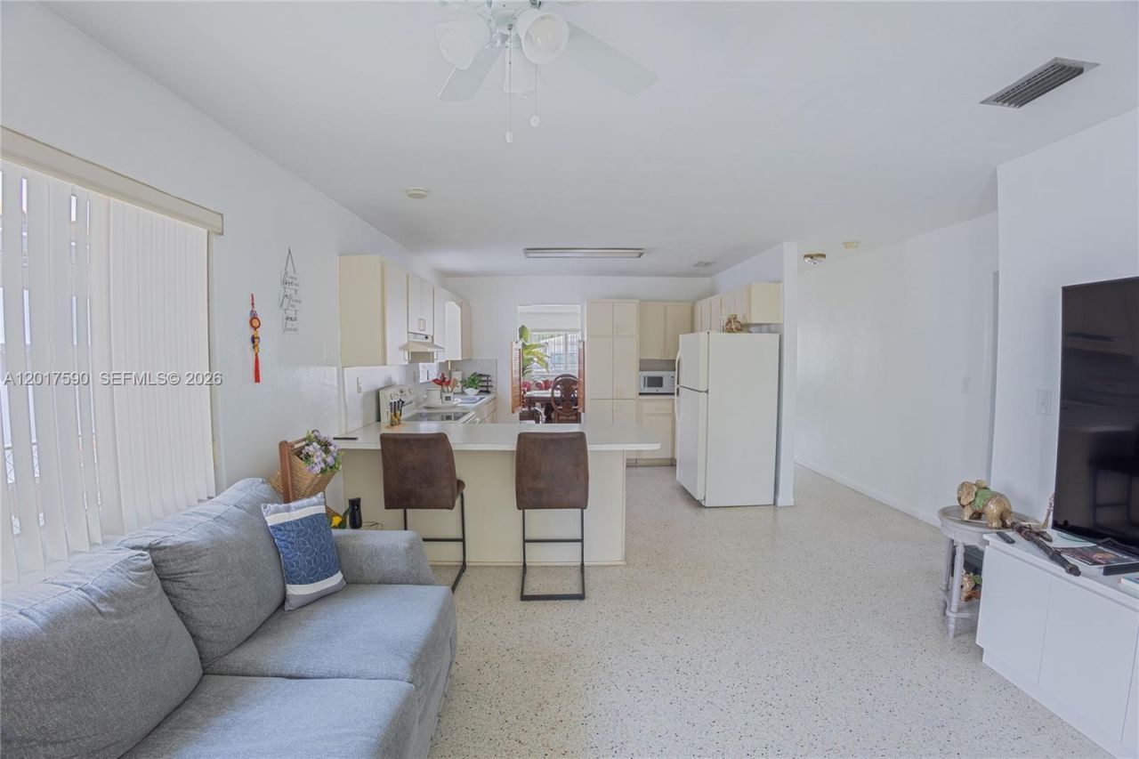 10 NW 60th Ct, Miami, FL 33126 Photo