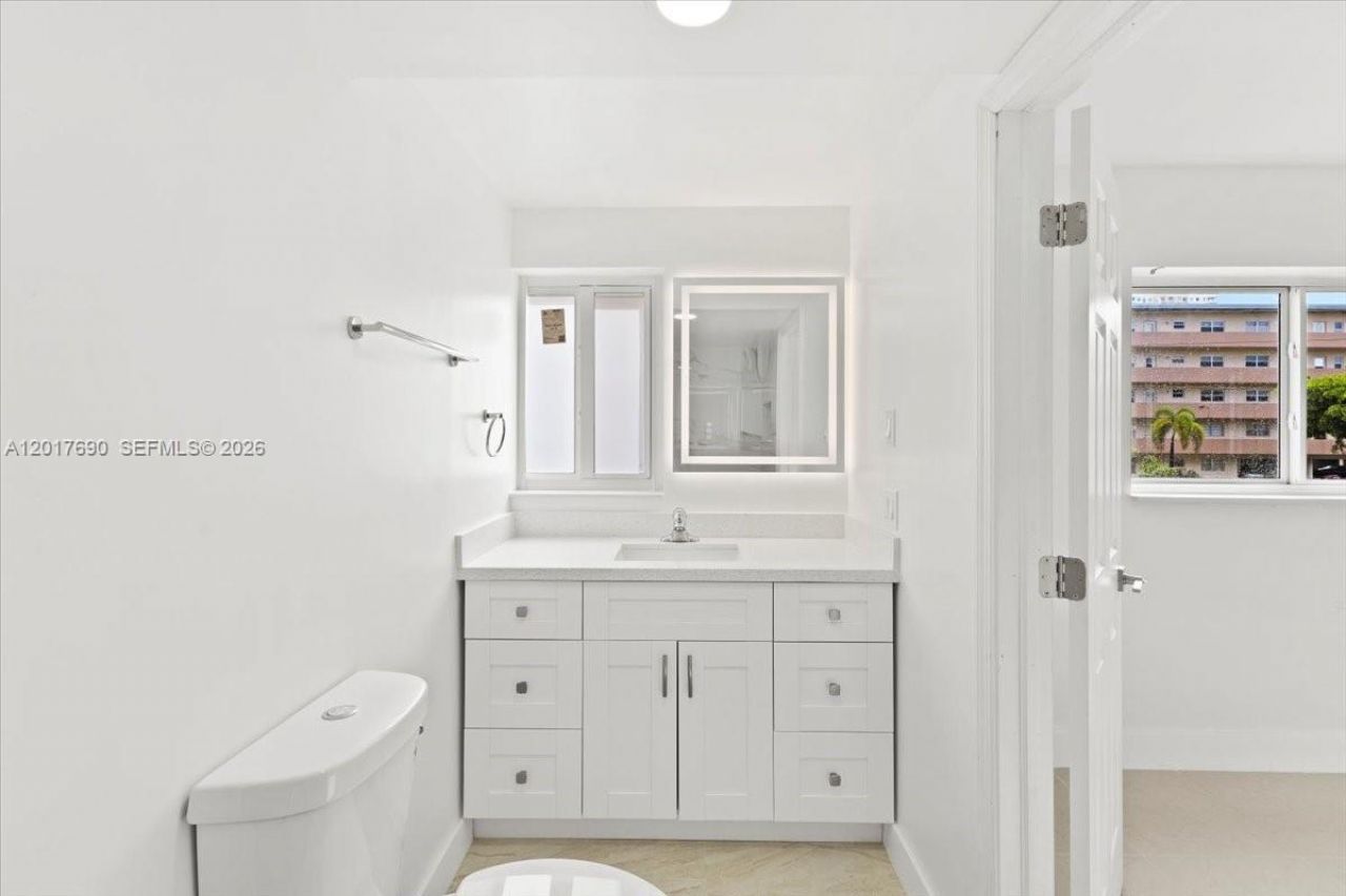 319 NE 14th Ave , Unit 201, Hallandale Beach, FL 33009 Photo