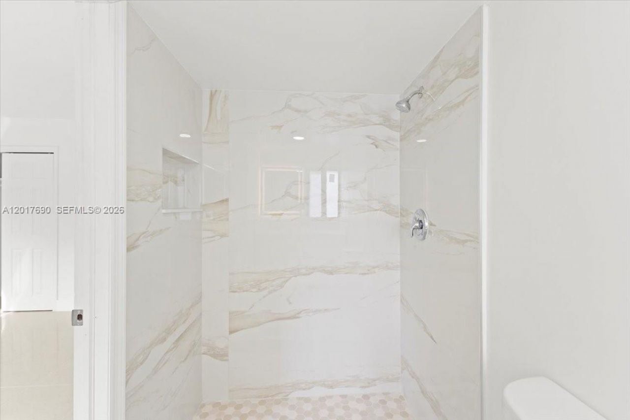319 NE 14th Ave , Unit 201, Hallandale Beach, FL 33009 Photo