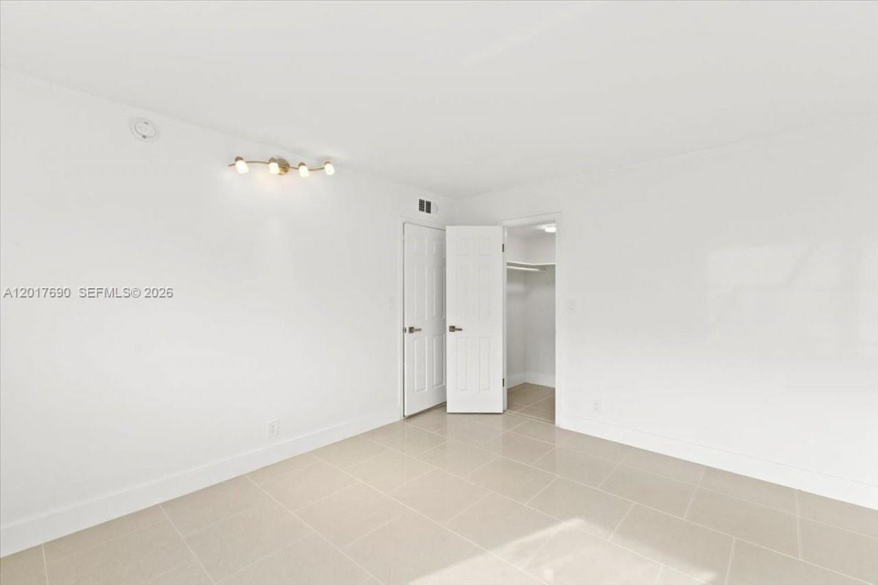 319 NE 14th Ave , Unit 201, Hallandale Beach, FL 33009 Photo
