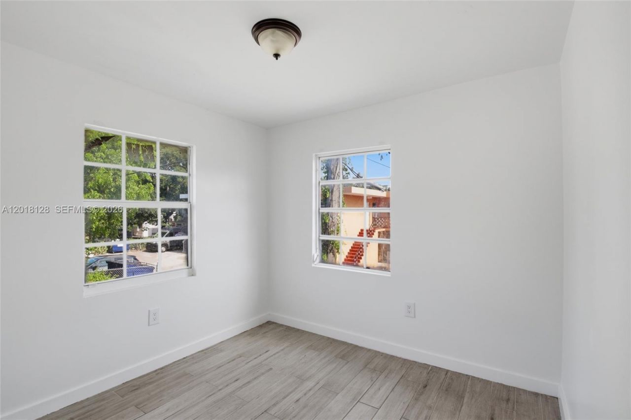 1035 NW 5th St , Unit 4, Miami, FL 33128 Photo