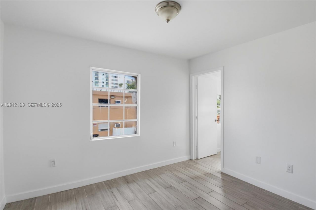 1035 NW 5th St , Unit 4, Miami, FL 33128 Photo