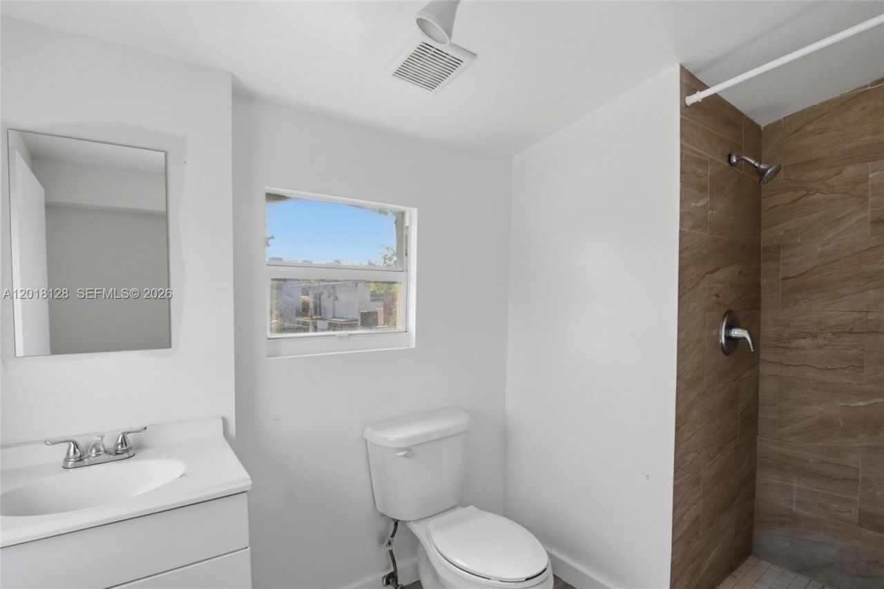 1035 NW 5th St , Unit 4, Miami, FL 33128 Photo