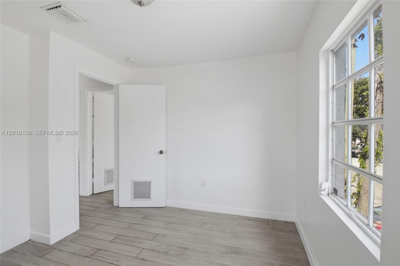 1035 NW 5th St , Unit 4, Miami, FL 33128 Photo