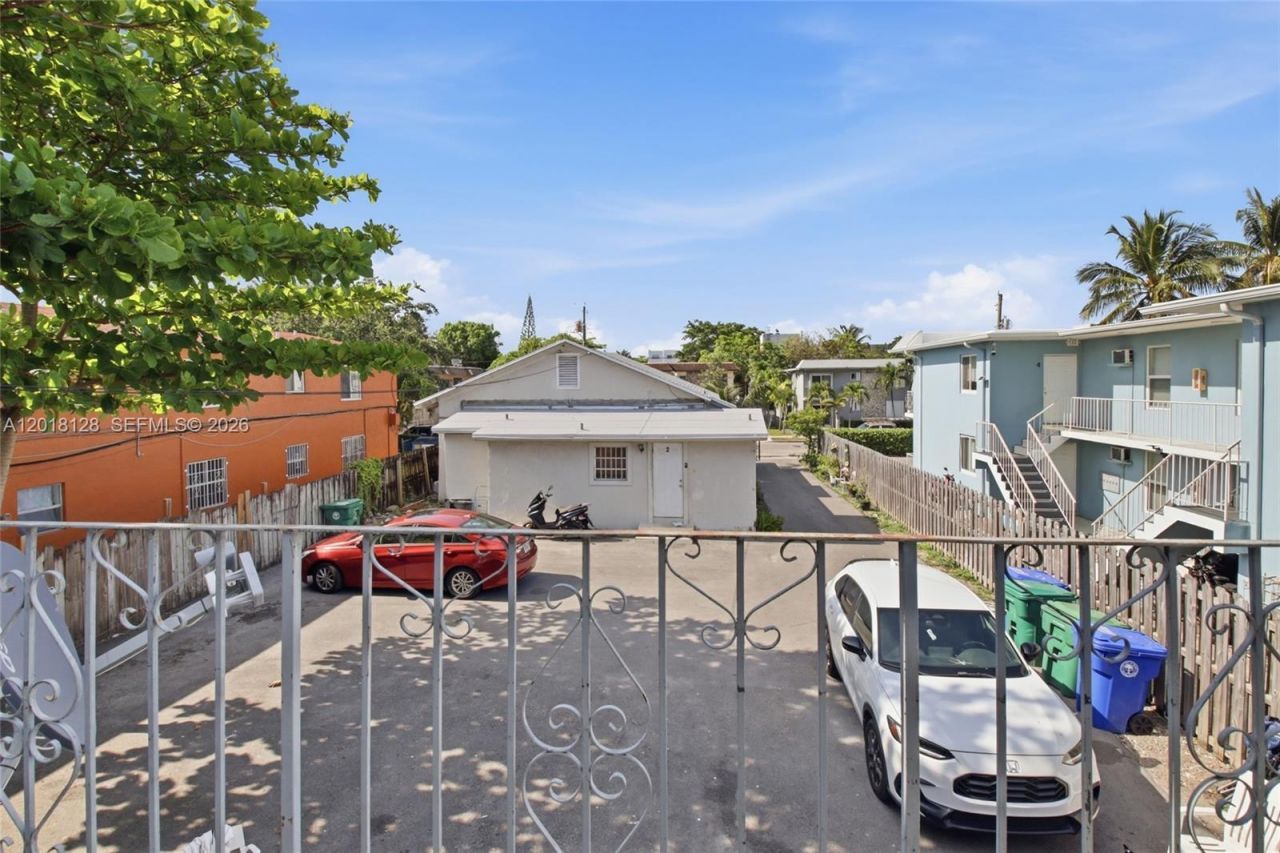 1035 NW 5th St , Unit 4, Miami, FL 33128 Photo