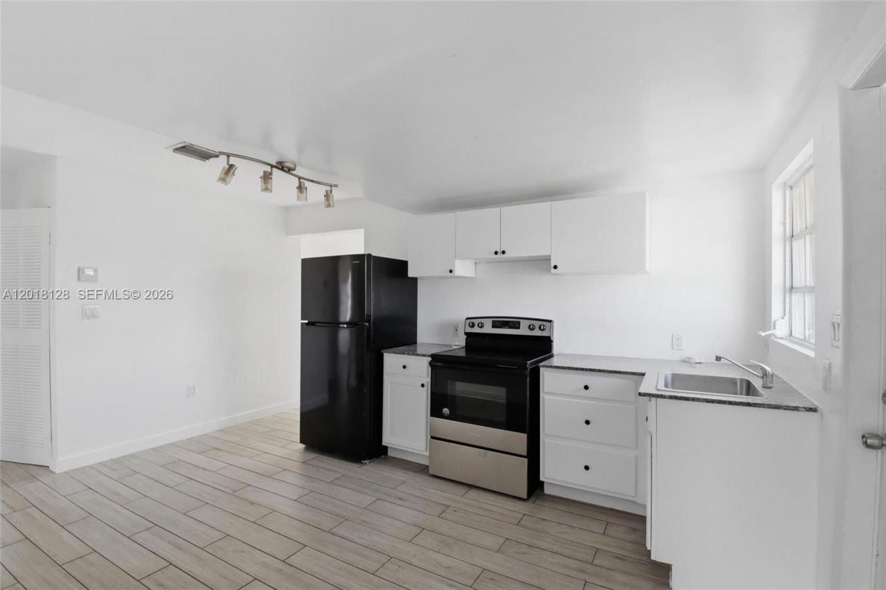 1035 NW 5th St , Unit 4, Miami, FL 33128 Photo