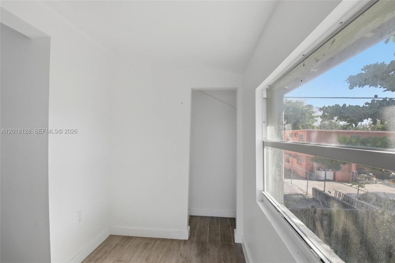 1035 NW 5th St , Unit 4, Miami, FL 33128 Photo