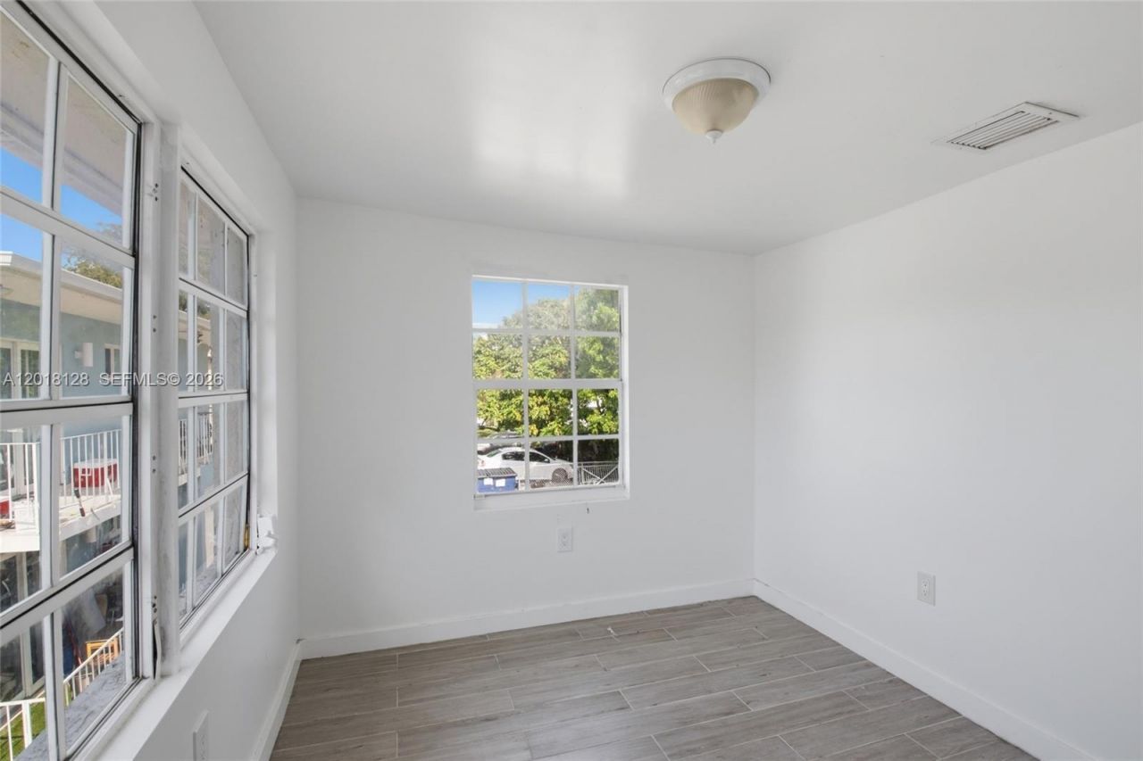 1035 NW 5th St , Unit 4, Miami, FL 33128 Photo