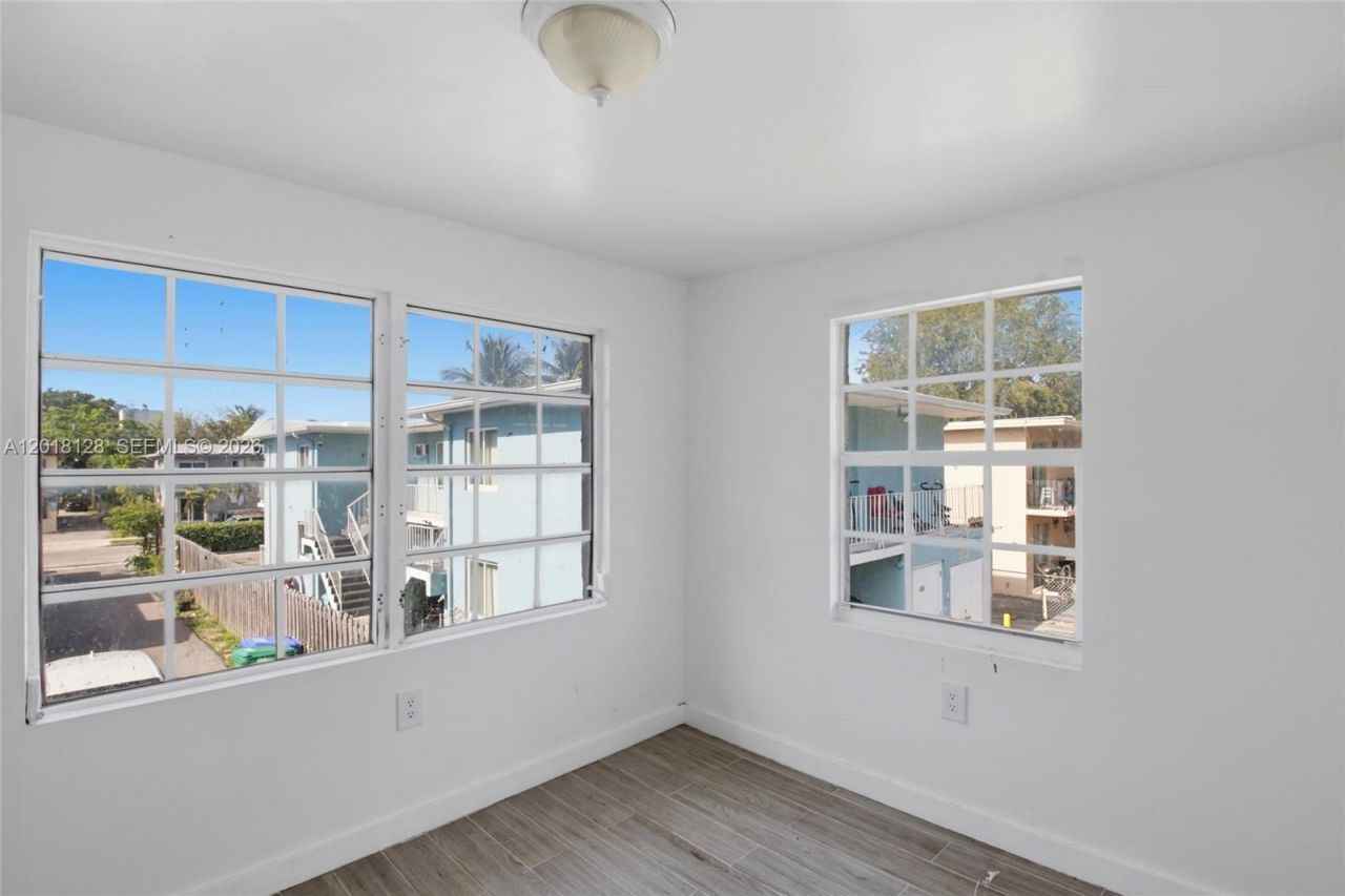 1035 NW 5th St , Unit 4, Miami, FL 33128 Photo