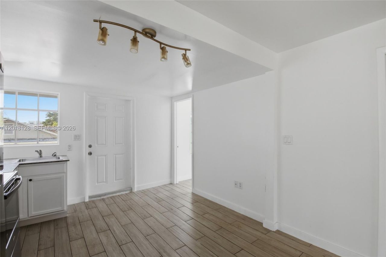 1035 NW 5th St , Unit 4, Miami, FL 33128 Photo