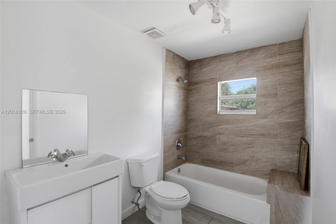 1035 NW 5th St , Unit 4, Miami, FL 33128 Photo