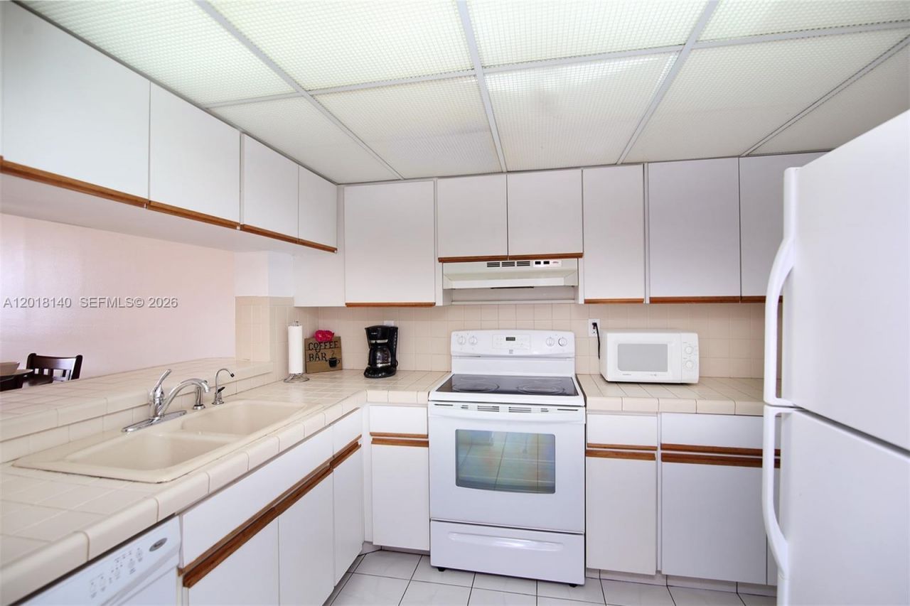 2555 Collins Ave , Unit 1804, Miami Beach, FL 33140 Photo