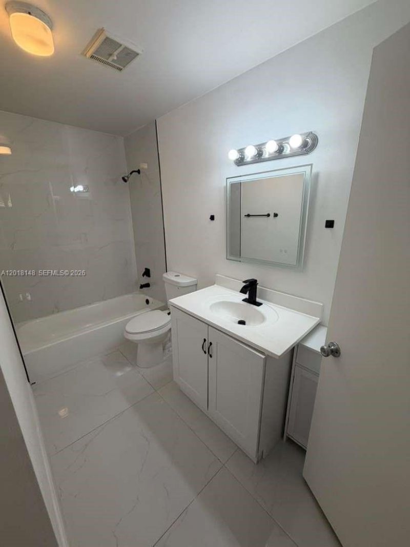 7160 NW 179th St, Unit 310, Hialeah, FL 33015 Photo