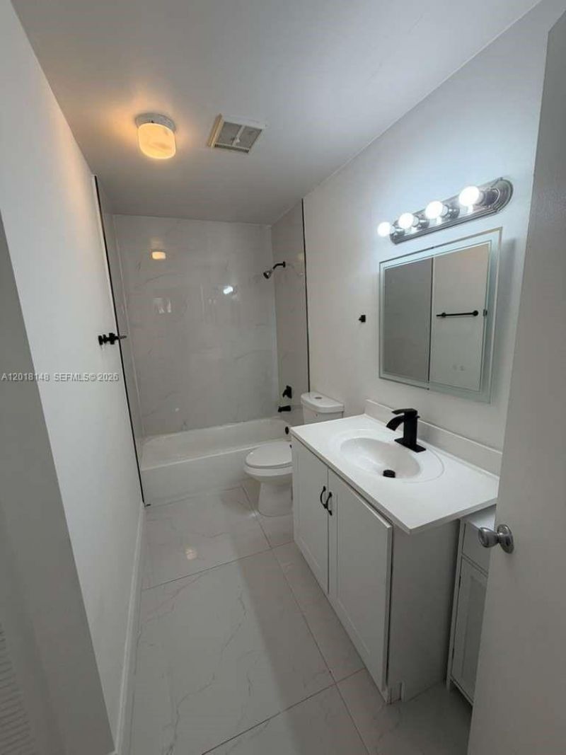 7160 NW 179th St, Unit 310, Hialeah, FL 33015 Photo